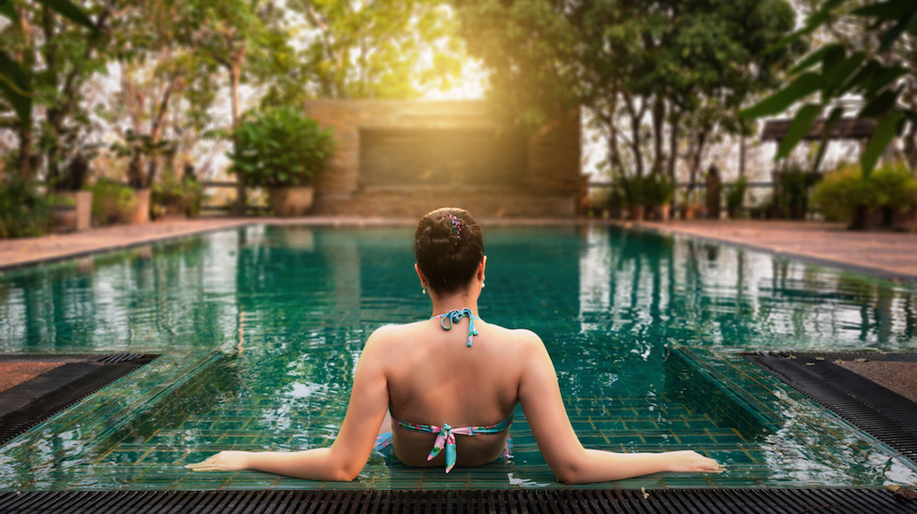 news.get.commediauploadshotel_travel-pool-woman-shutterstock-1730927526